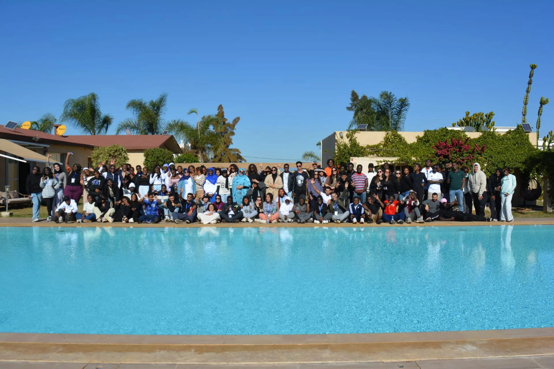 Étudiants de la promotion HEC Rabat réunis sur le campus lors de la remise des diplômes