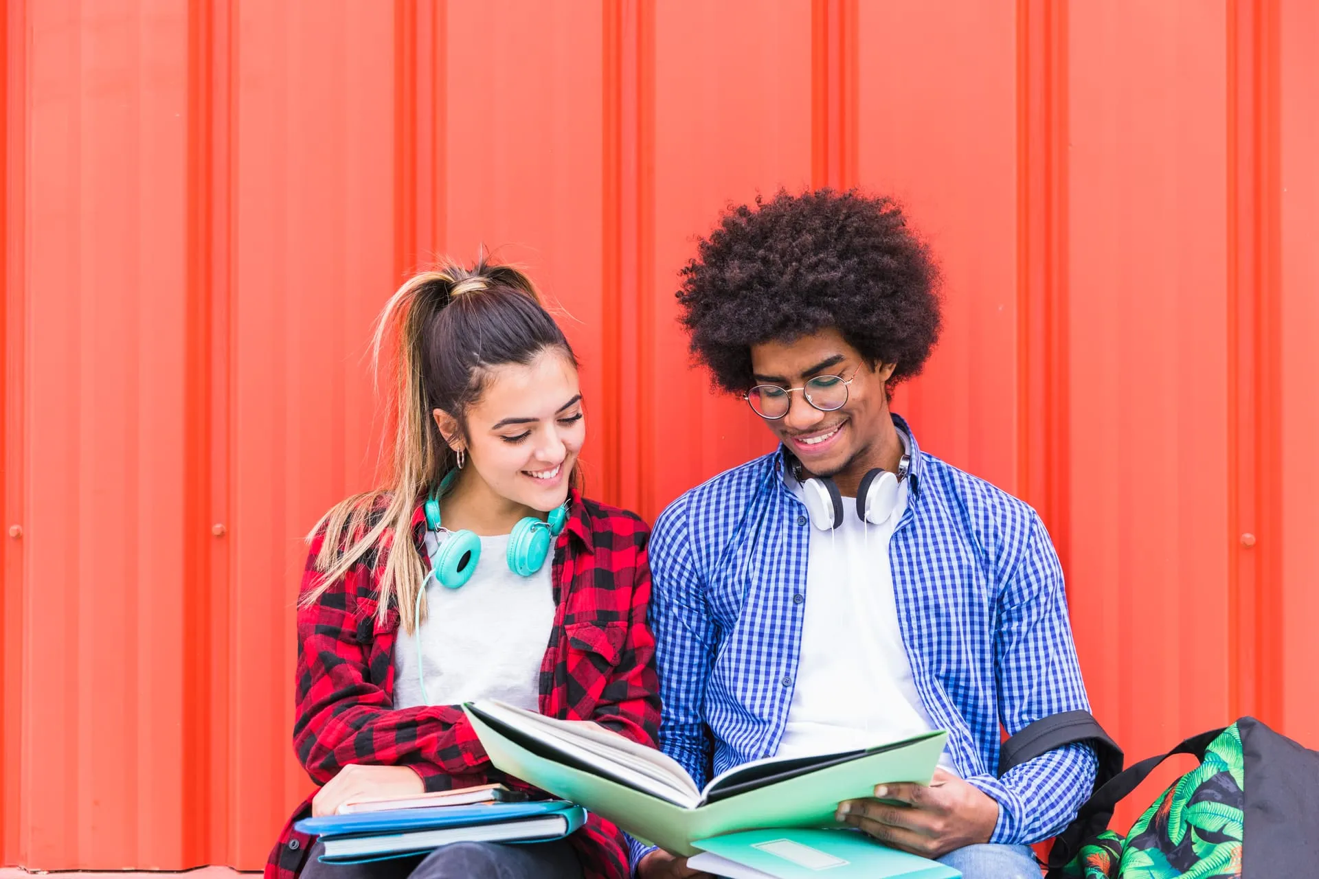 Étudiants HEC Rabat collaborant ensemble, illustrant la diversité et l'esprit de communauté