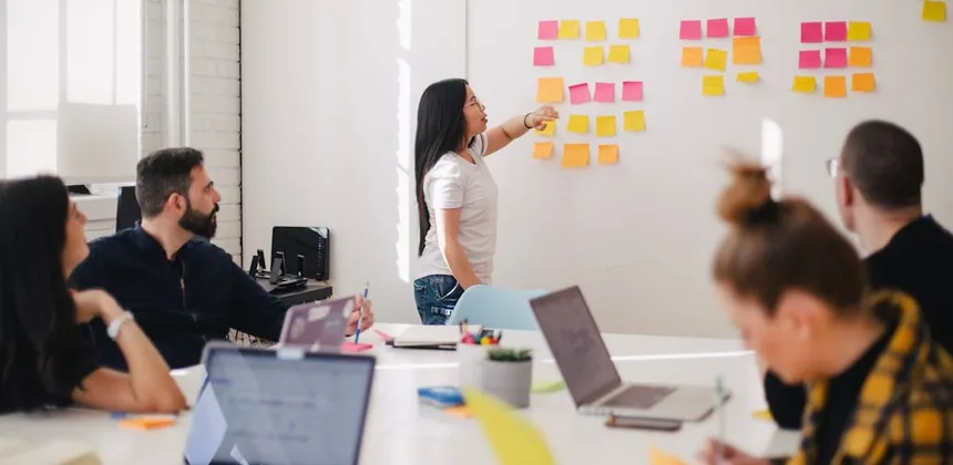 Les soft skills indispensables pour réussir en école de commerce et dans le monde du travail