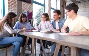 Groupe avenir d'étudiants autour d'une table en ecole commerce avenir